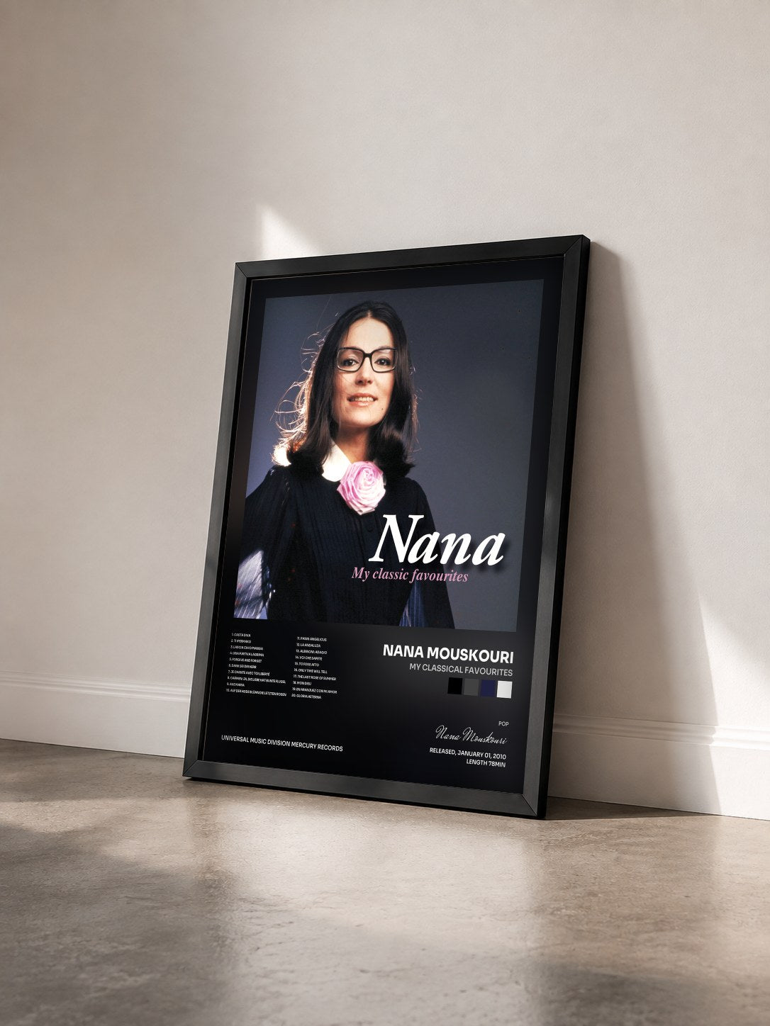 #noir Tableau de l'album My Classical Favourites de Nana Mouskouri vu de trois quarts, cadre noir