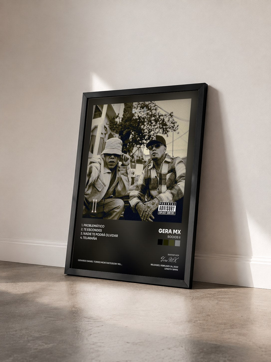 #noir Tableau de l'album Socios II de Gera MX vu de trois quarts, cadre noir