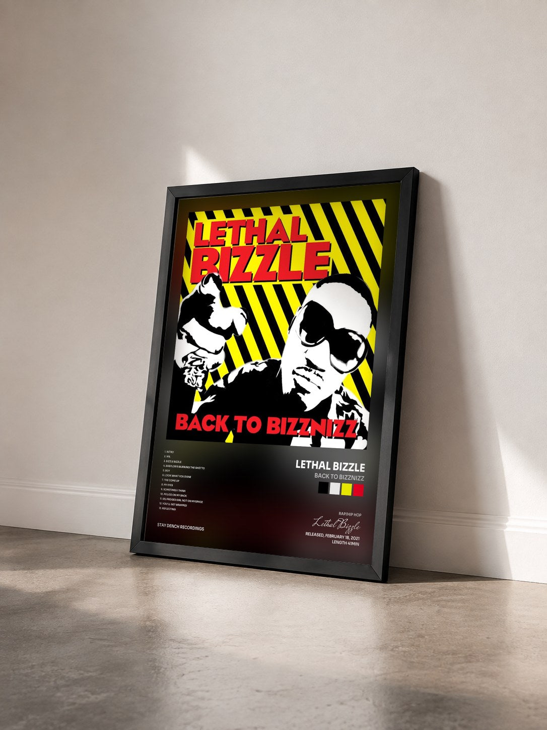#noir Tableau de l'album Back to Bizznizz de Lethal Bizzle vu de trois quarts, cadre noir