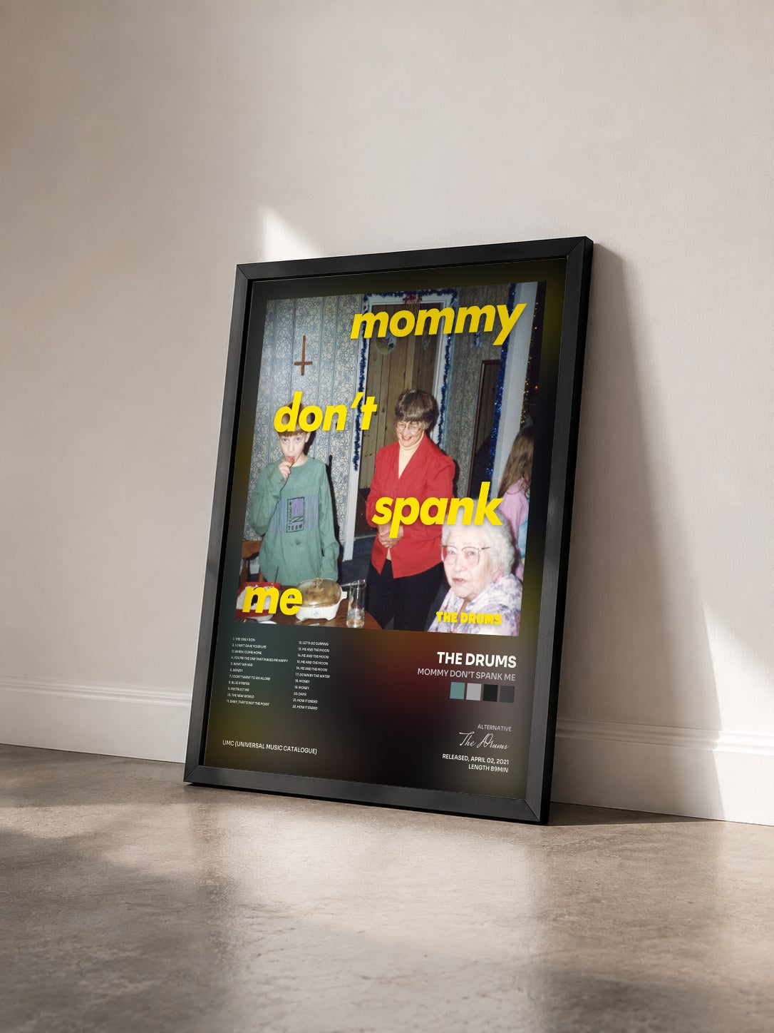 #noir Tableau de l'album MOMMY DON'T SPANK ME de The Drums vu de trois quarts, cadre noir