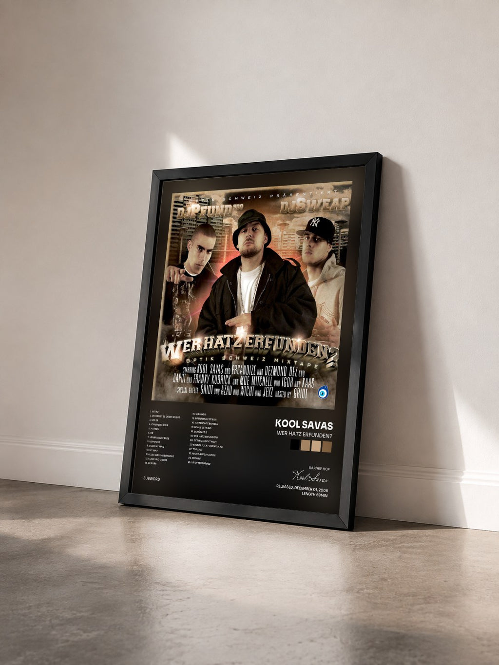 #noir Tableau de l'album Wer Hatz Erfunden? de Kool Savas vu de trois quarts, cadre noir