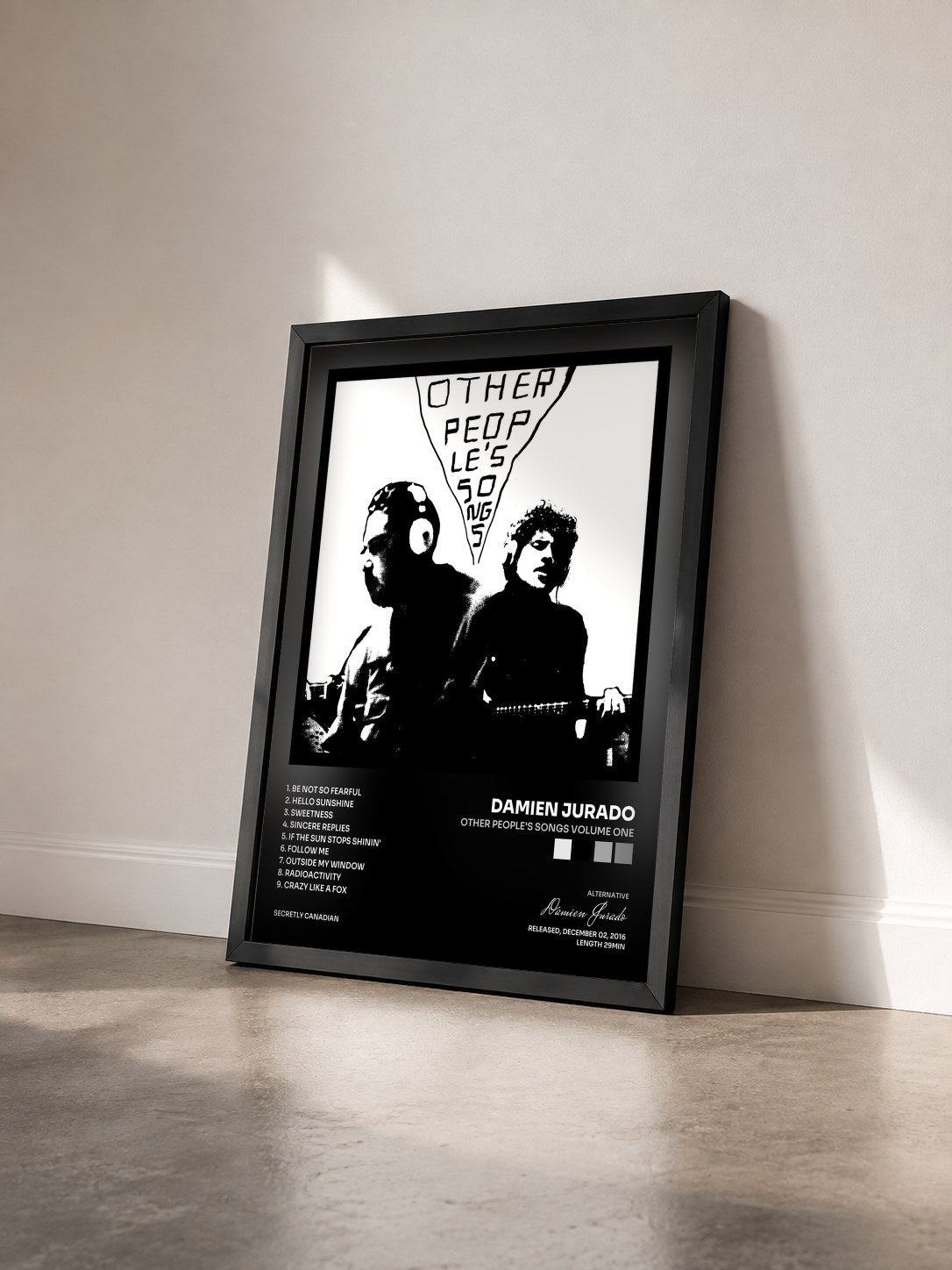 #noir Tableau de l'album Other People's Songs Volume One de Damien Jurado vu de trois quarts, cadre noir