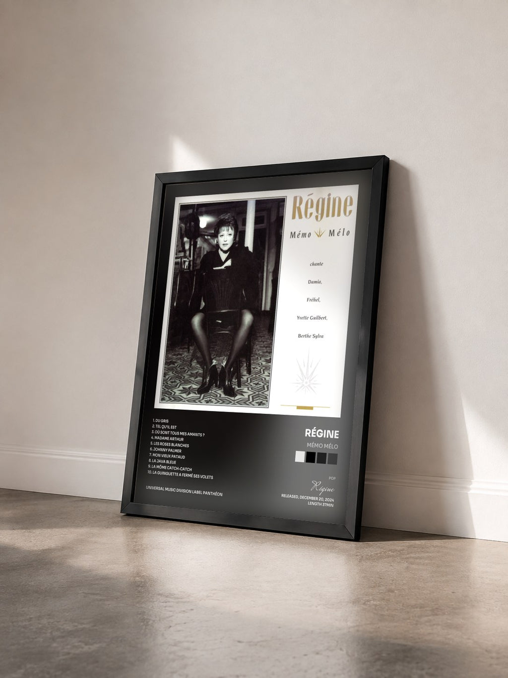 #noir Tableau de l'album Mémo Mélo de Régine vu de trois quarts, cadre noir