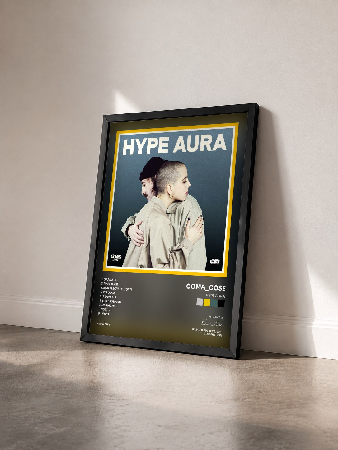 #noir Tableau de l'album HYPE AURA de Coma_Cose vu de trois quarts, cadre noir