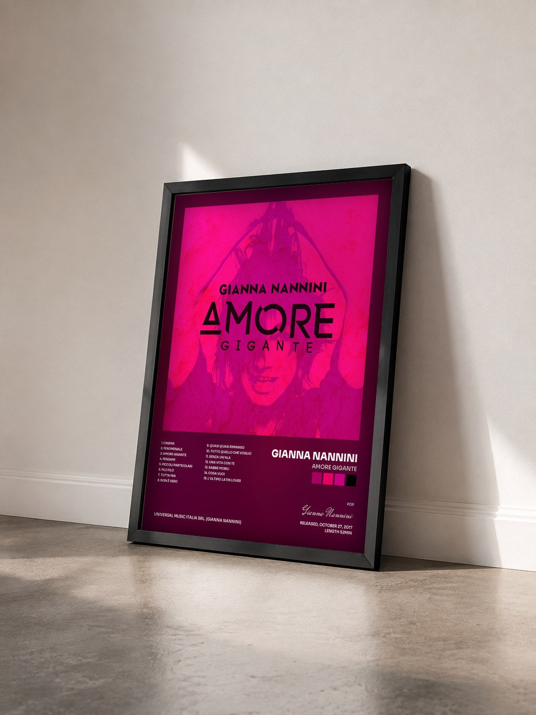 #noir Tableau de l'album Amore gigante de Gianna Nannini vu de trois quarts, cadre noir
