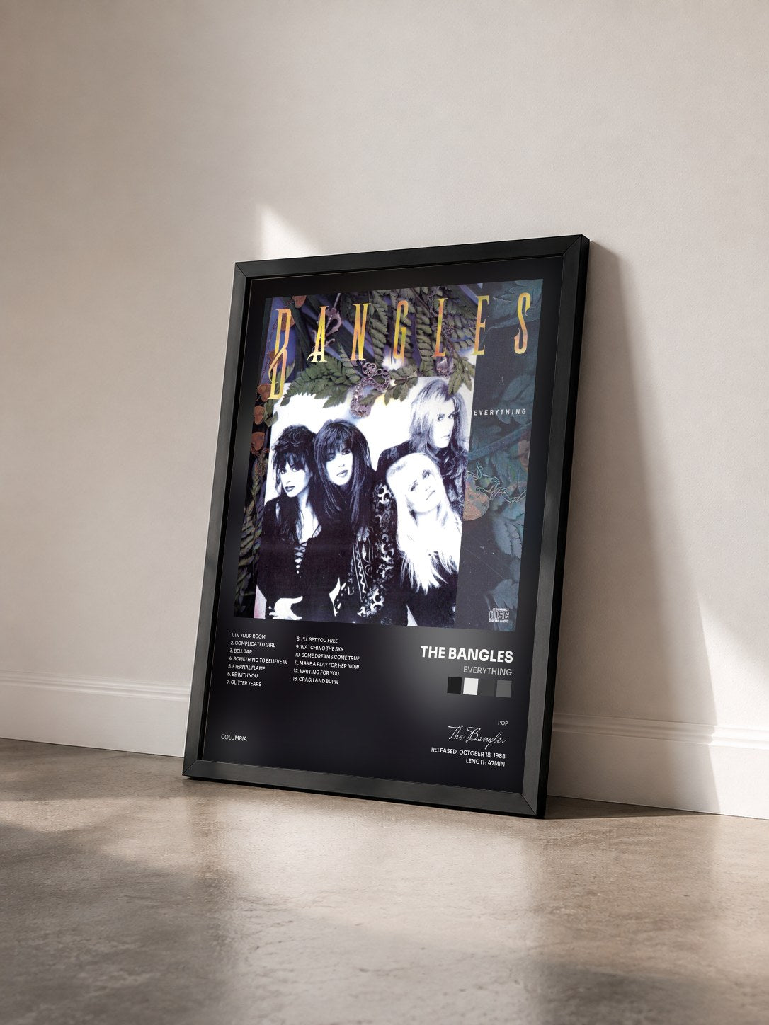 #noir Tableau de l'album Everything de The Bangles vu de trois quarts, cadre noir