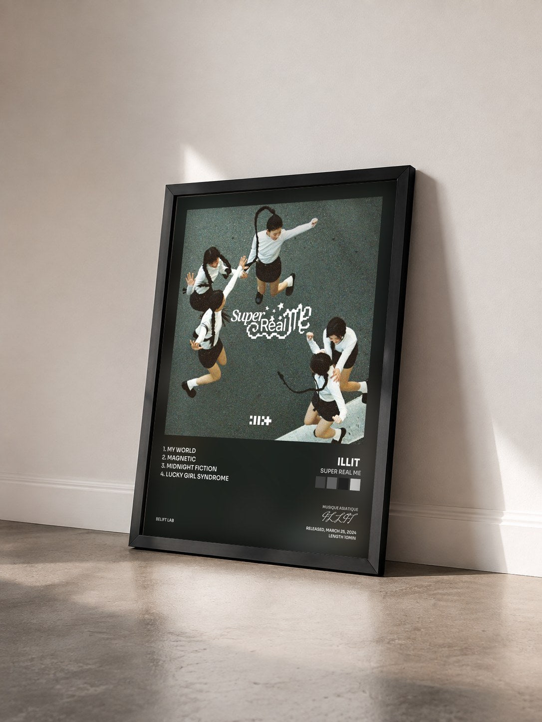 #noir Tableau de l'album SUPER REAL ME de ILLIT  vu de trois quarts, cadre noir