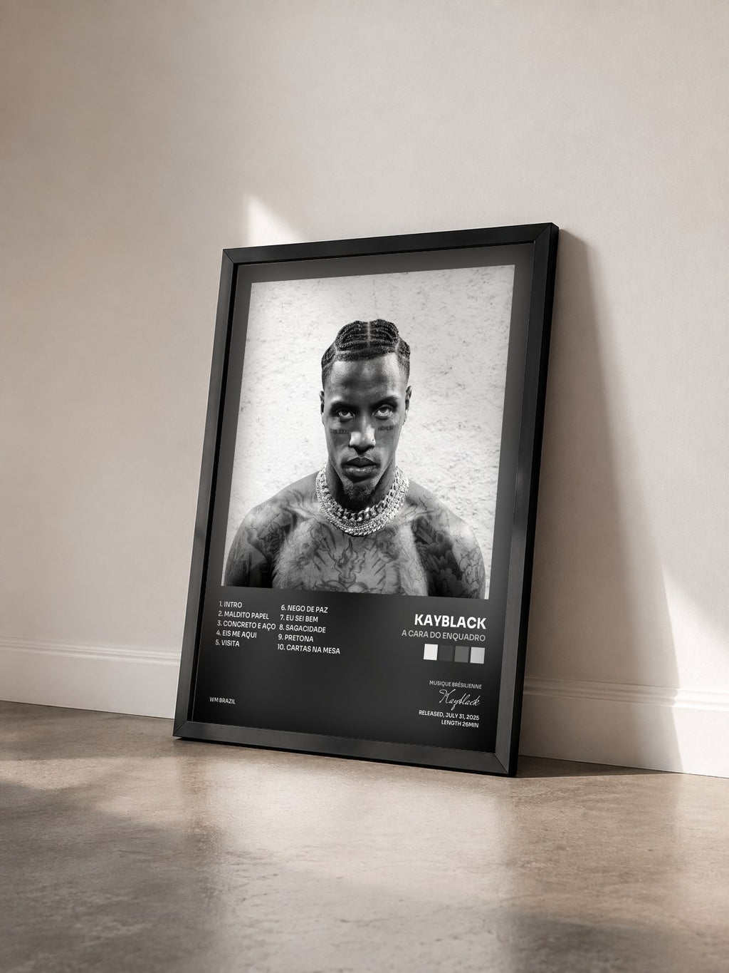 #noir Tableau de l'album A Cara do Enquadro de Kayblack vu de trois quarts, cadre noir