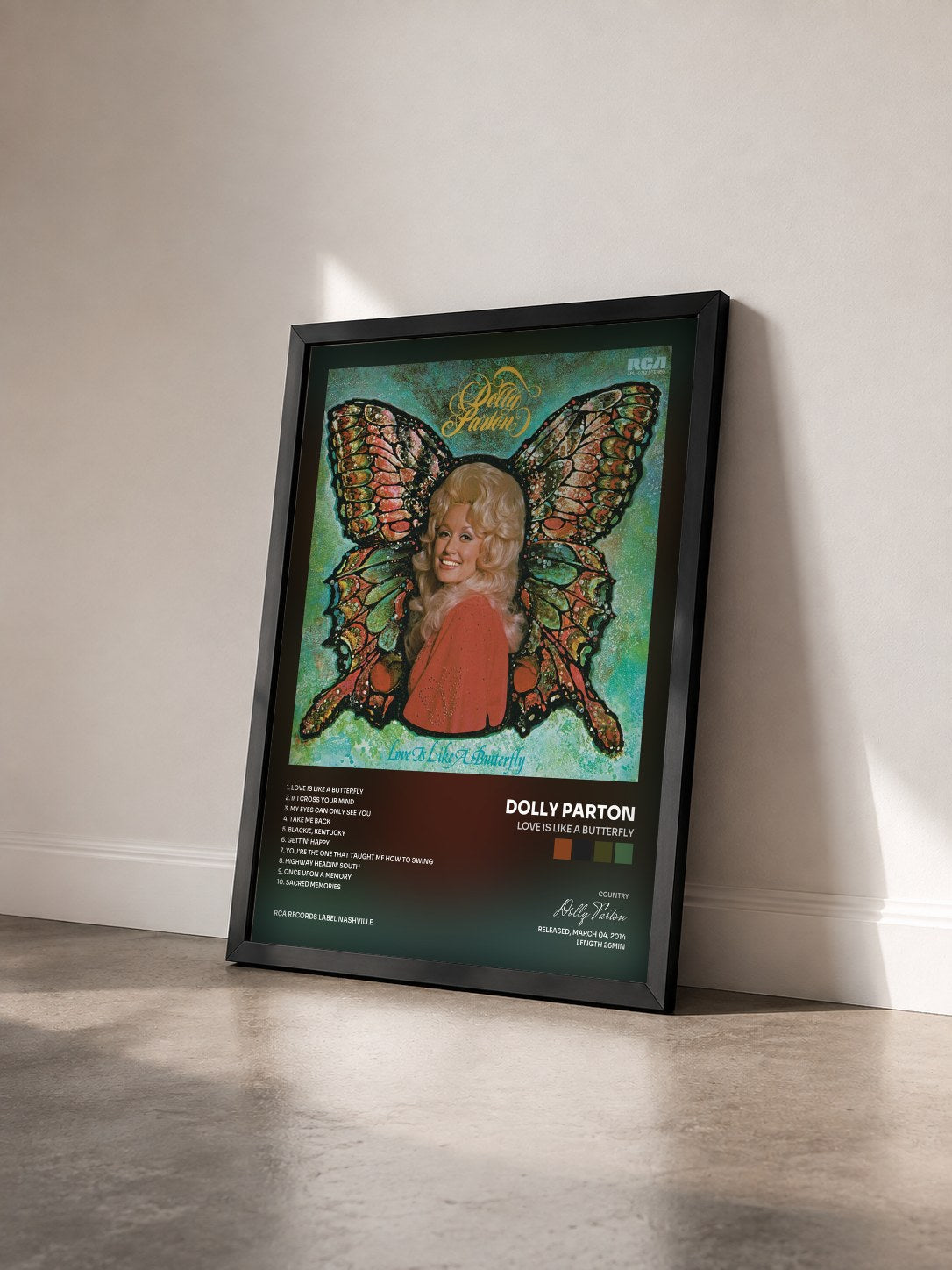 #noir Tableau de l'album Love Is Like a Butterfly de Dolly Parton vu de trois quarts, cadre noir