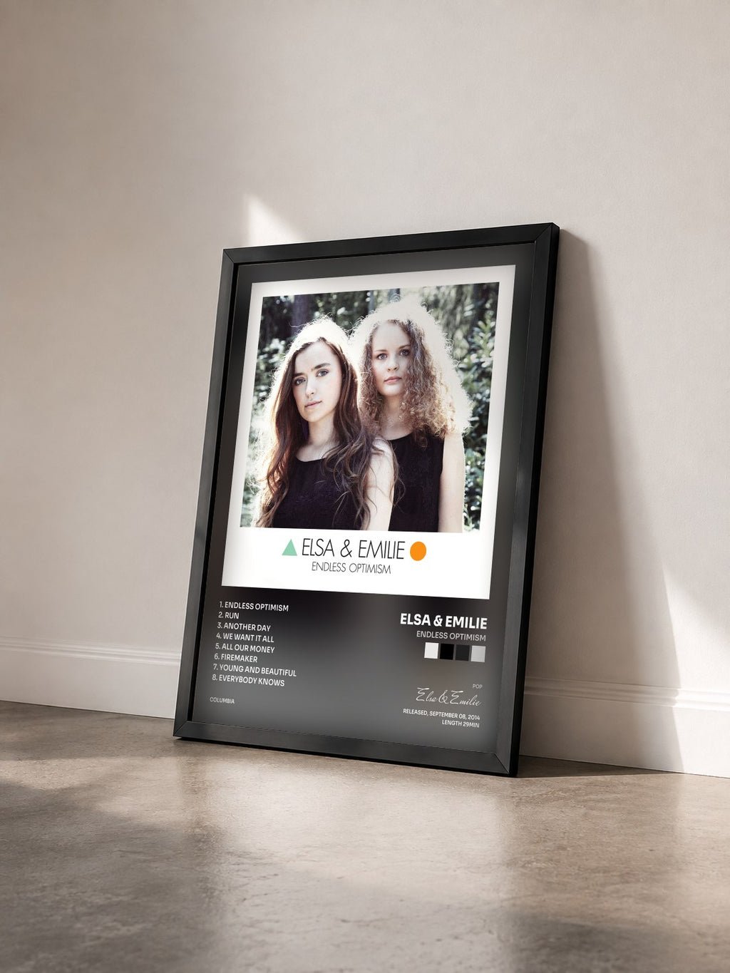 #noir Tableau de l'album Endless Optimism de Elsa & Emilie vu de trois quarts, cadre noir