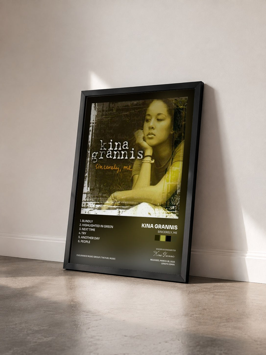 #noir Tableau de l'album Sincerely, Me de Kina Grannis vu de trois quarts, cadre noir
