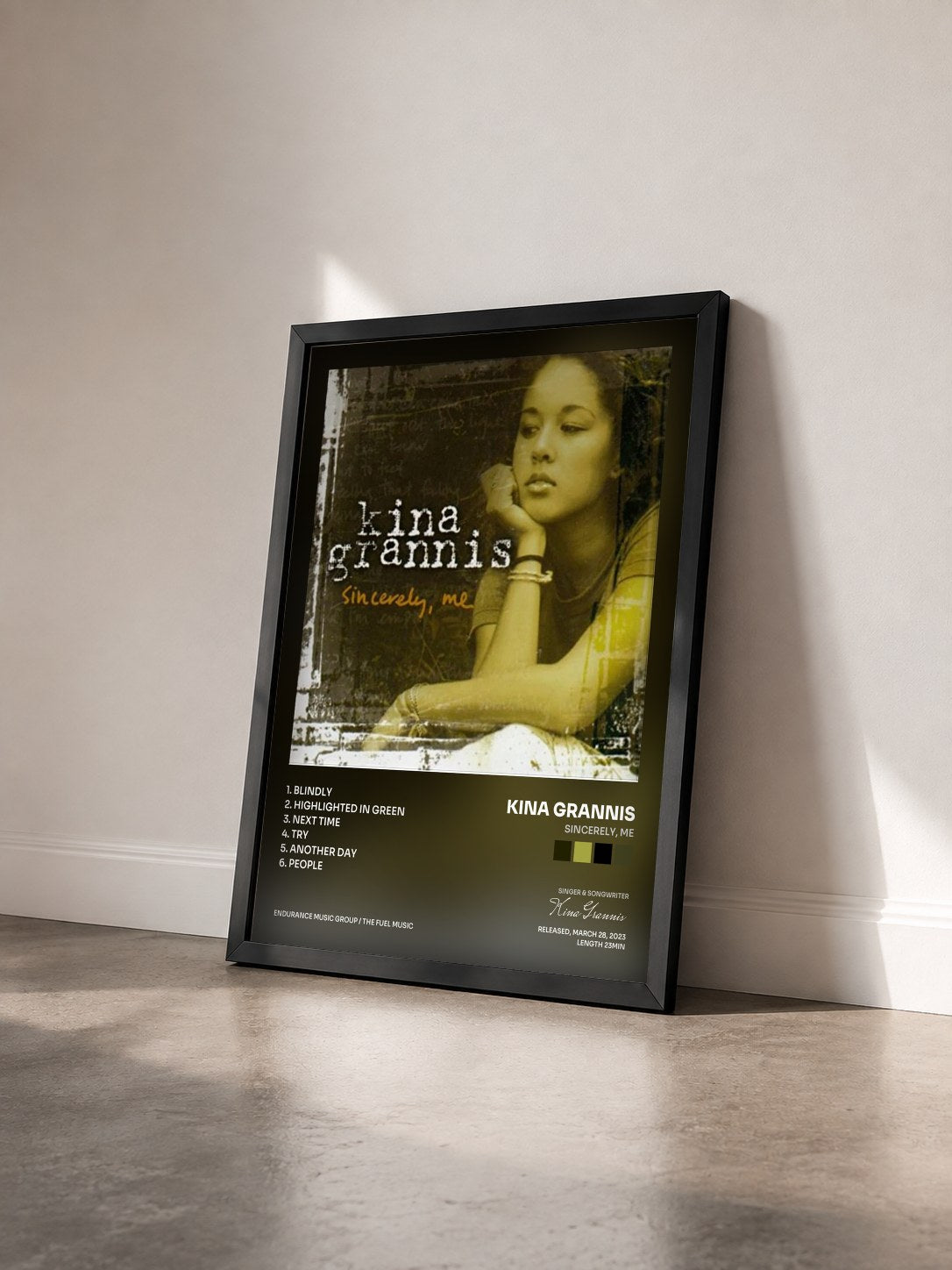 #noir Tableau de l'album Sincerely, Me de Kina Grannis vu de trois quarts, cadre noir