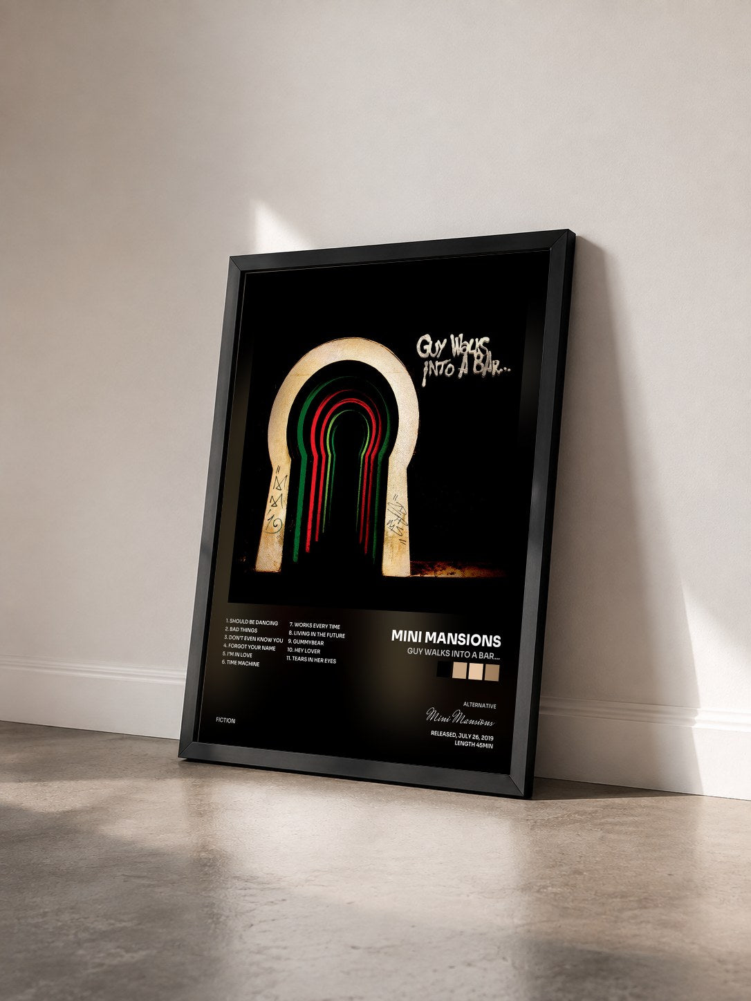 #noir Tableau de l'album Guy Walks Into A Bar… de Mini Mansions vu de trois quarts, cadre noir