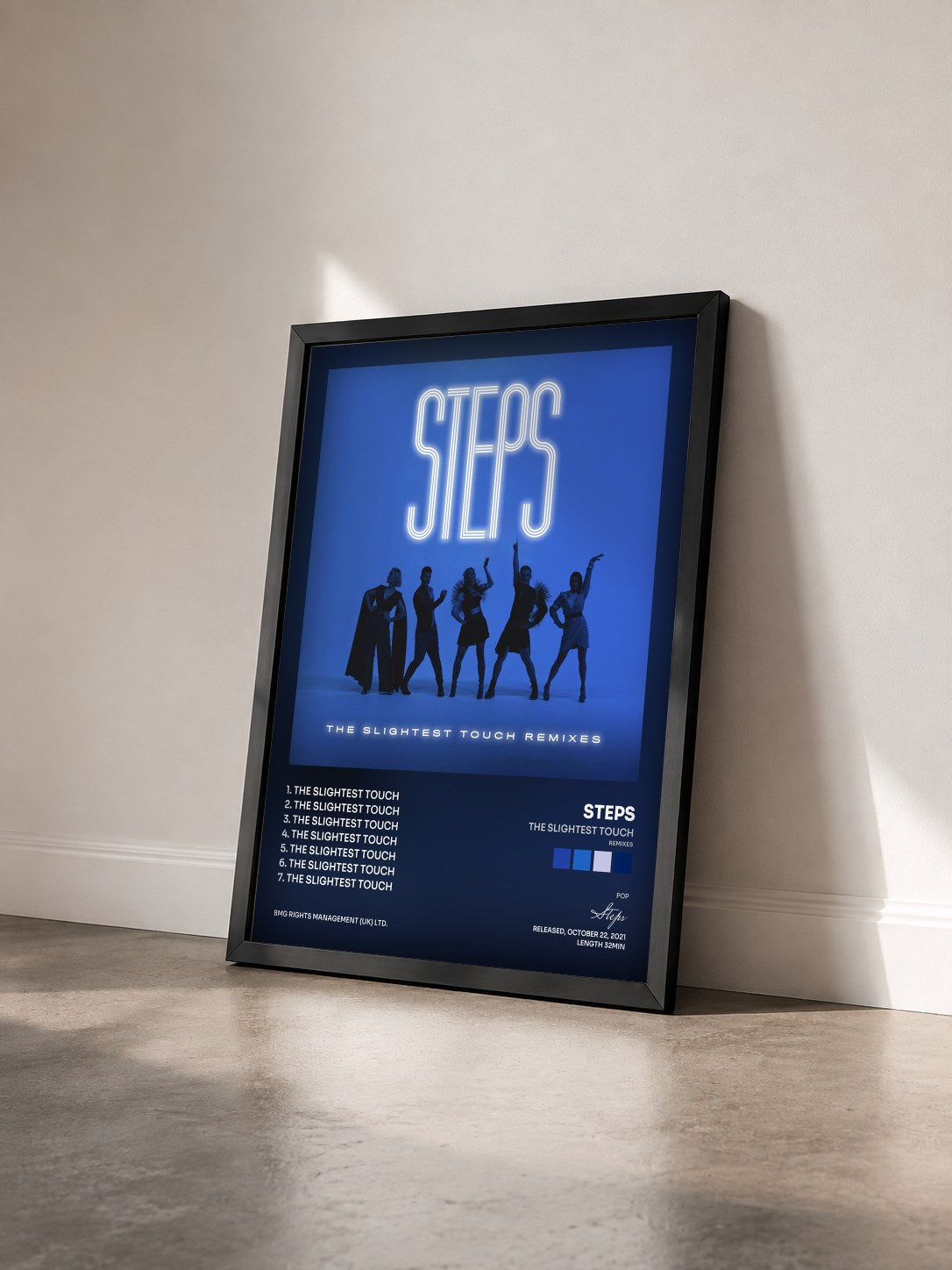 #noir Tableau de l'album The Slightest Touch (Remixes) de Steps vu de trois quarts, cadre noir