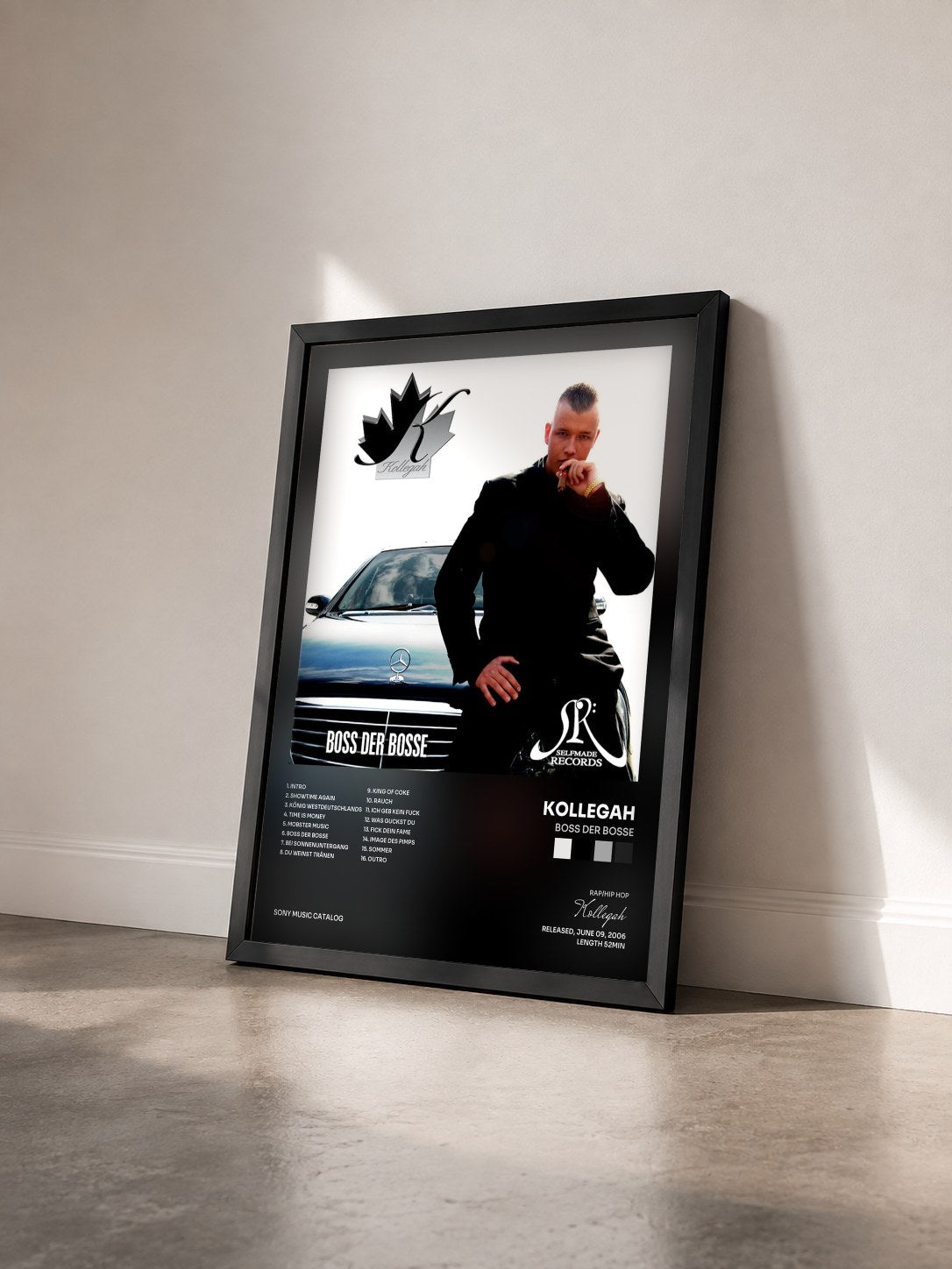 #noir Tableau de l'album Boss der Bosse de Kollegah vu de trois quarts, cadre noir
