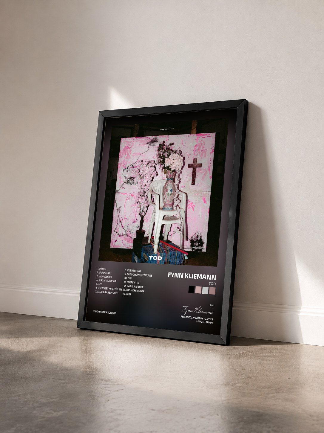 #noir Tableau de l'album TOD de Fynn Kliemann vu de trois quarts, cadre noir