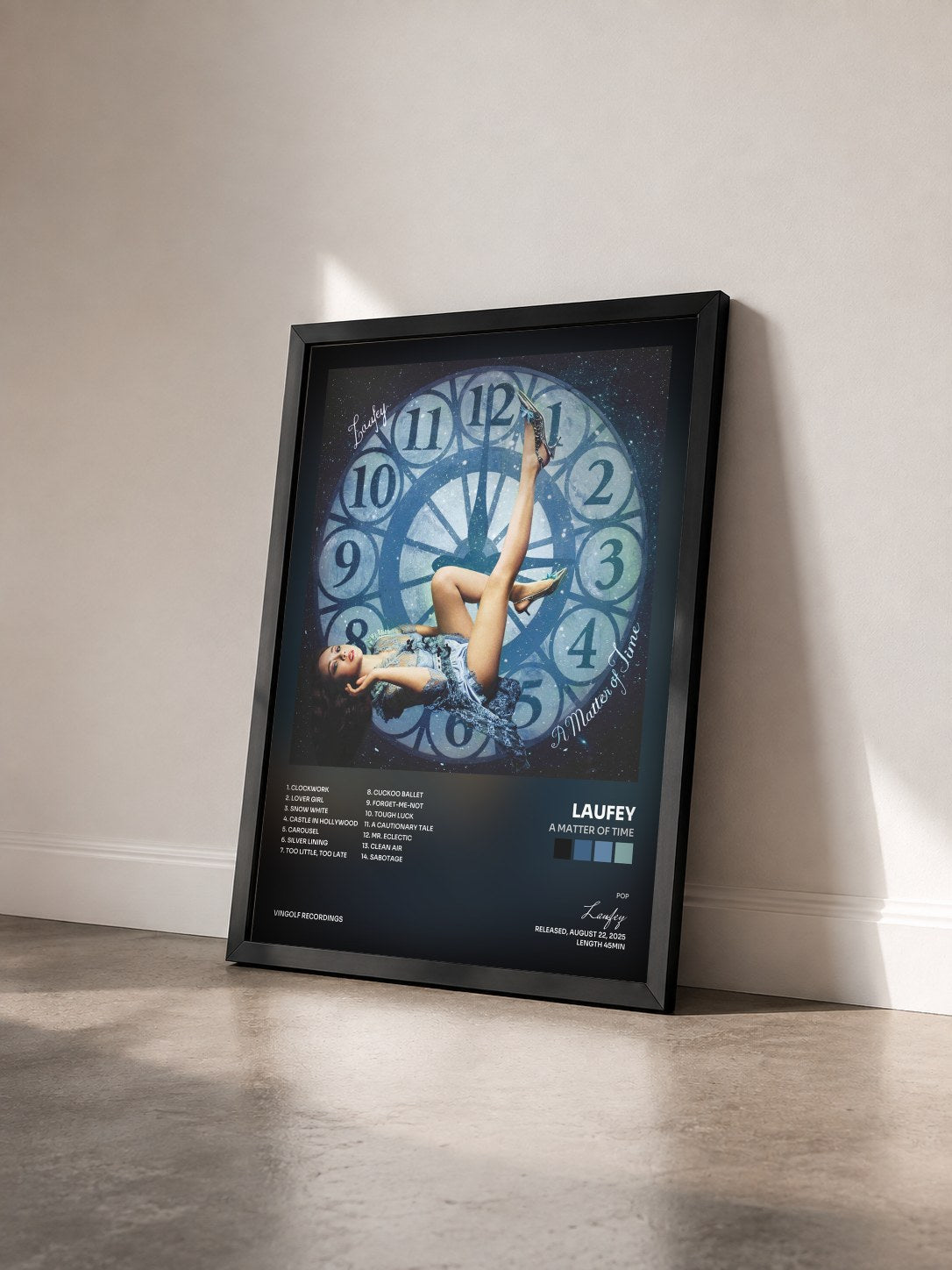 #noir Tableau de l'album A Matter of Time de Laufey vu de trois quarts, cadre noir