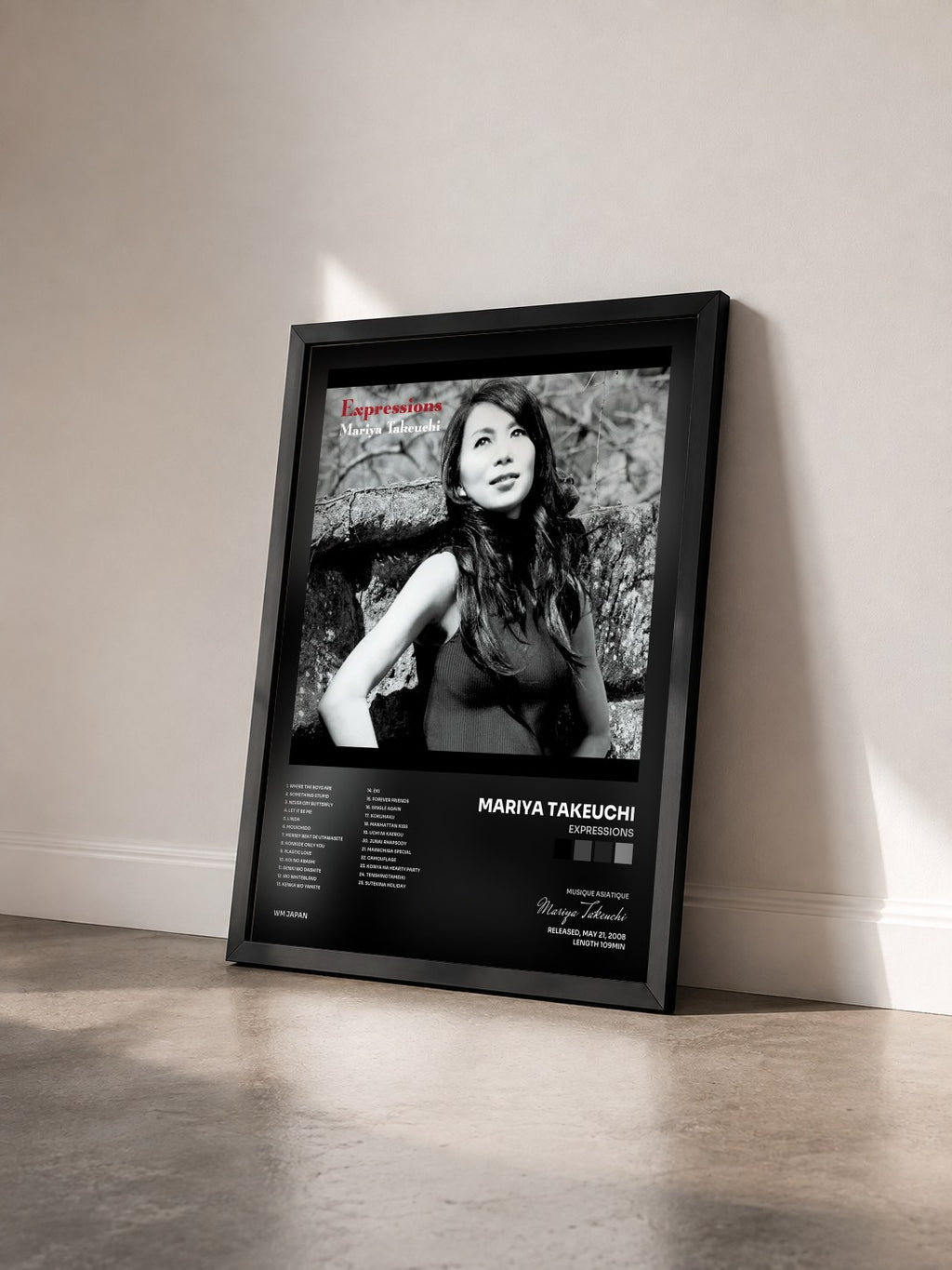 #noir Tableau de l'album Expressions de Mariya Takeuchi vu de trois quarts, cadre noir
