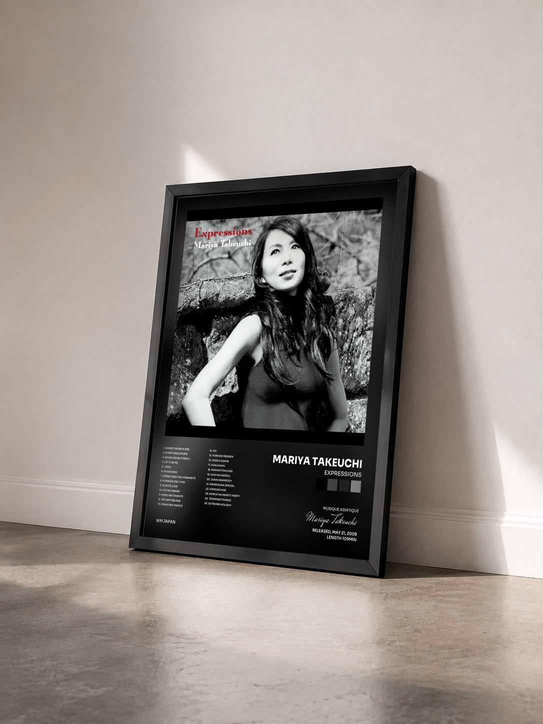 #noir Tableau de l'album Expressions de Mariya Takeuchi vu de trois quarts, cadre noir