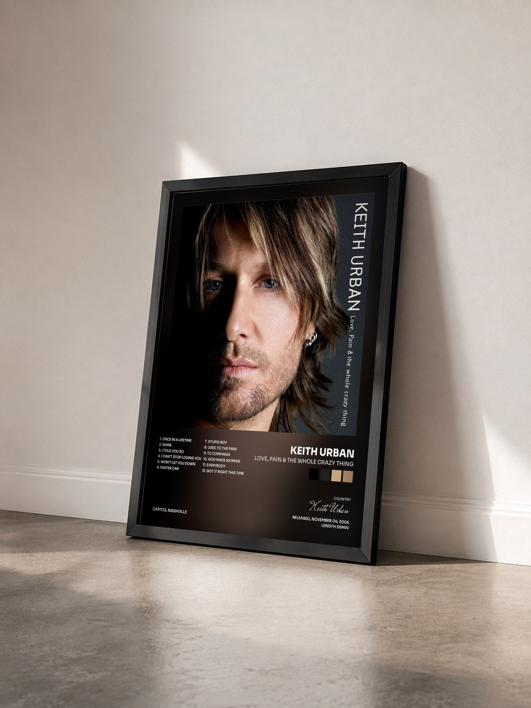 #noir Tableau de l'album Love, Pain & The Whole Crazy Thing de Keith Urban vu de trois quarts, cadre noir