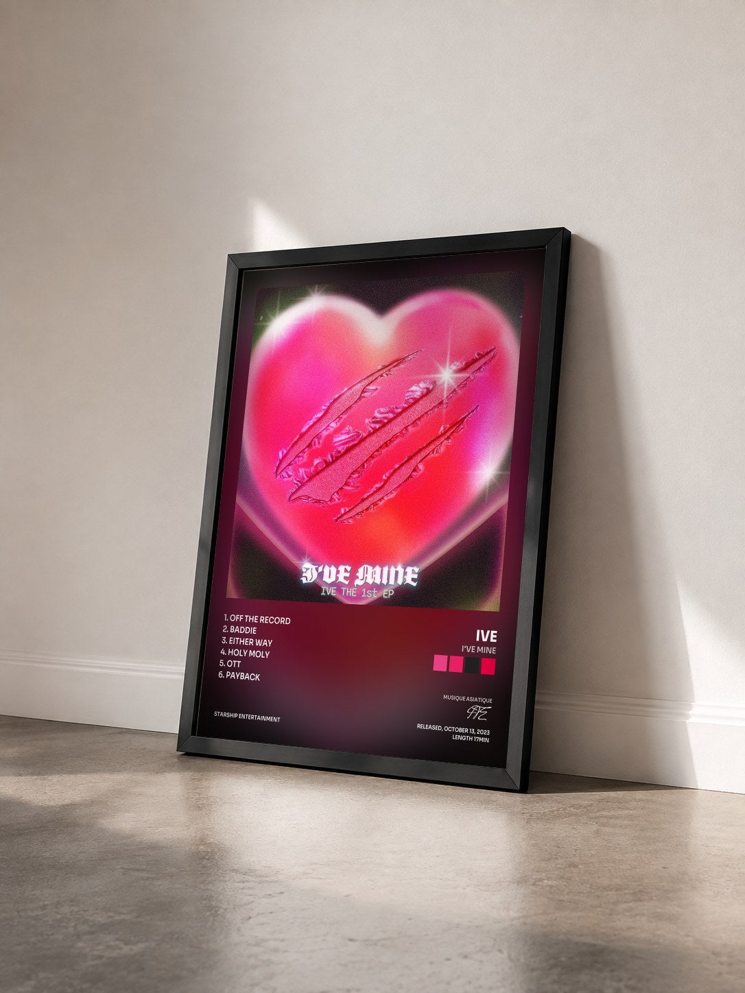 #noir Tableau de l'album I'VE MINE de IVE vu de trois quarts, cadre noir