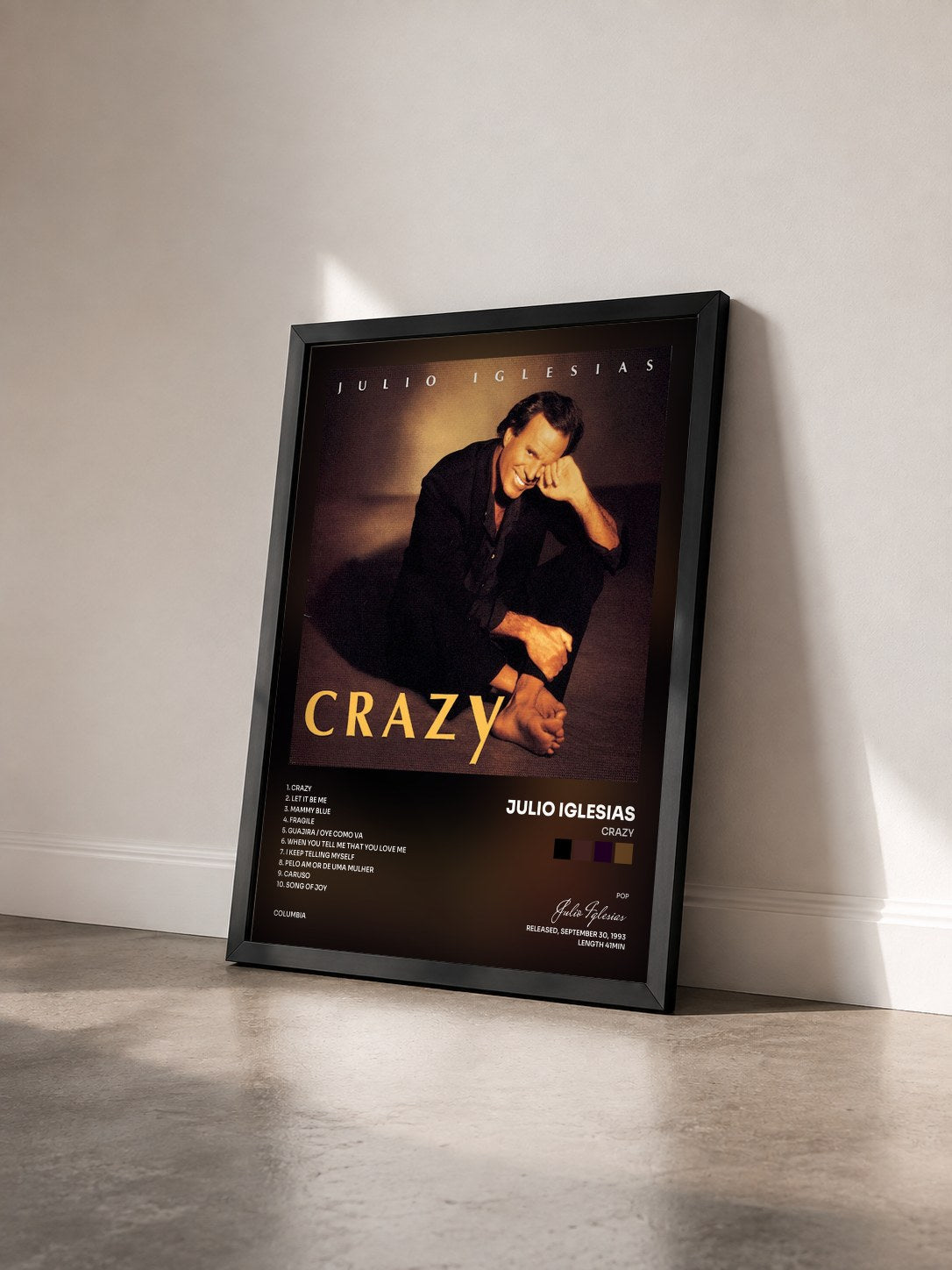 #noir Tableau de l'album Crazy de Julio Iglesias vu de trois quarts, cadre noir