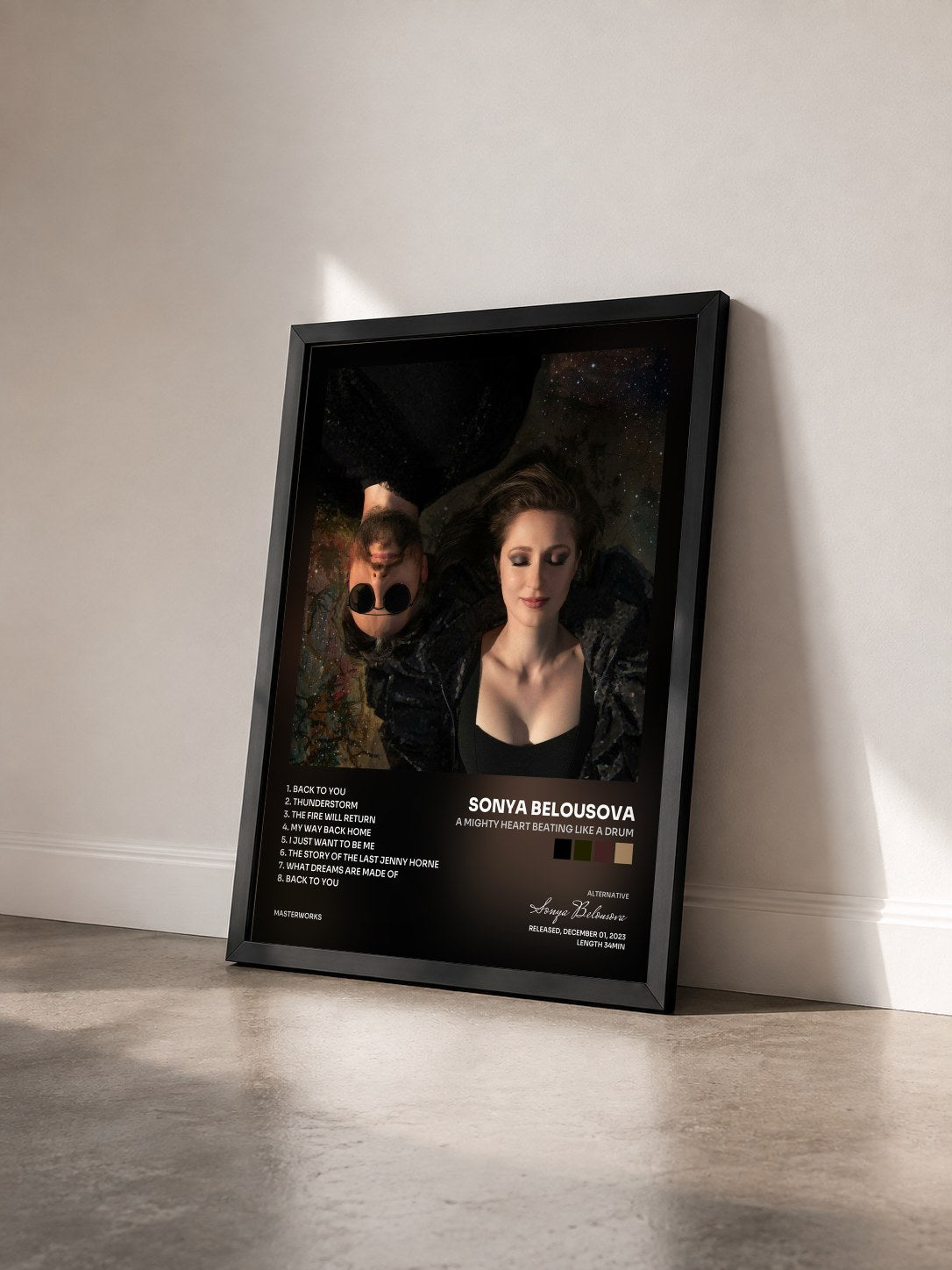 #noir Tableau de l'album A Mighty Heart Beating Like A Drum de Sonya Belousova vu de trois quarts, cadre noir