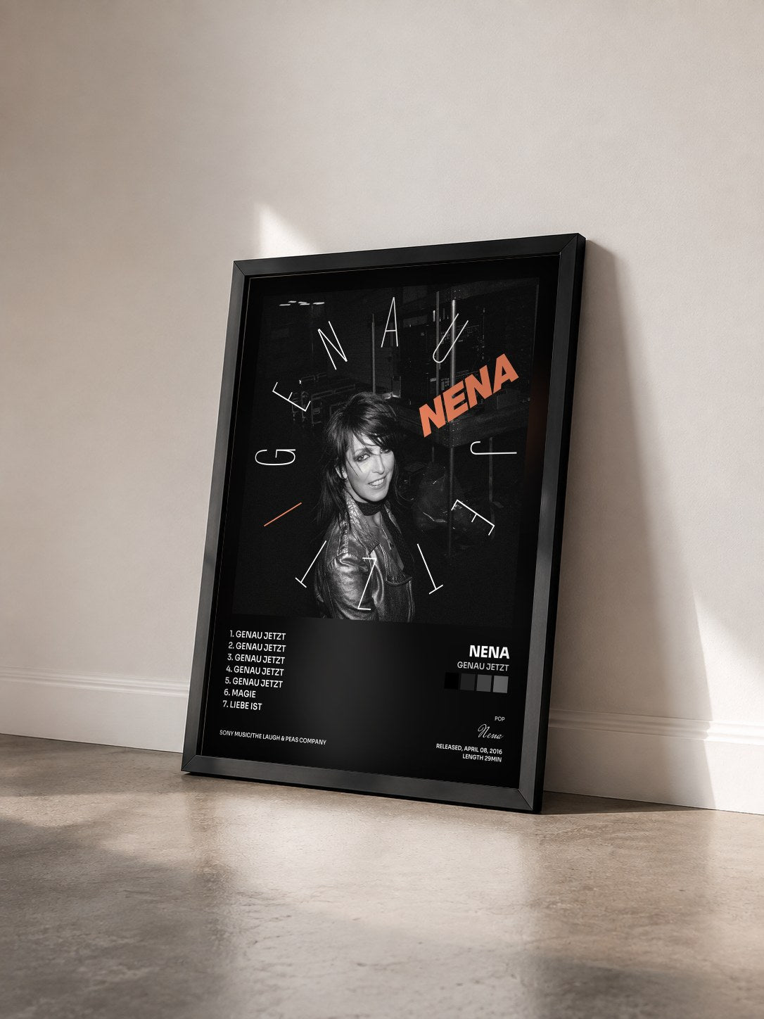 #noir Tableau de l'album Genau Jetzt de Nena vu de trois quarts, cadre noir