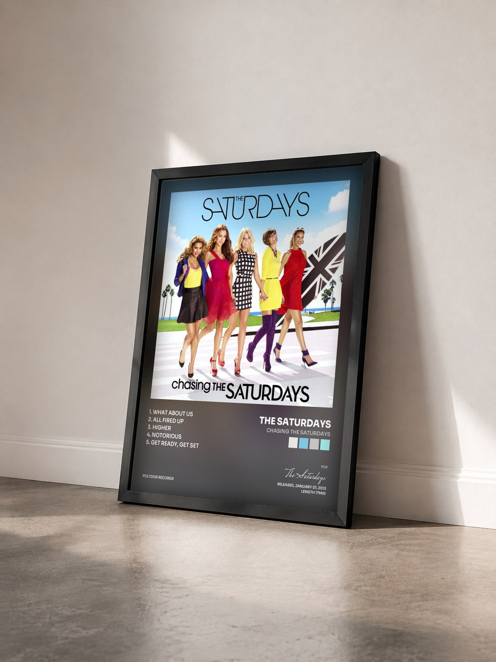 #noir Tableau de l'album Chasing The Saturdays de The Saturdays vu de trois quarts, cadre noir