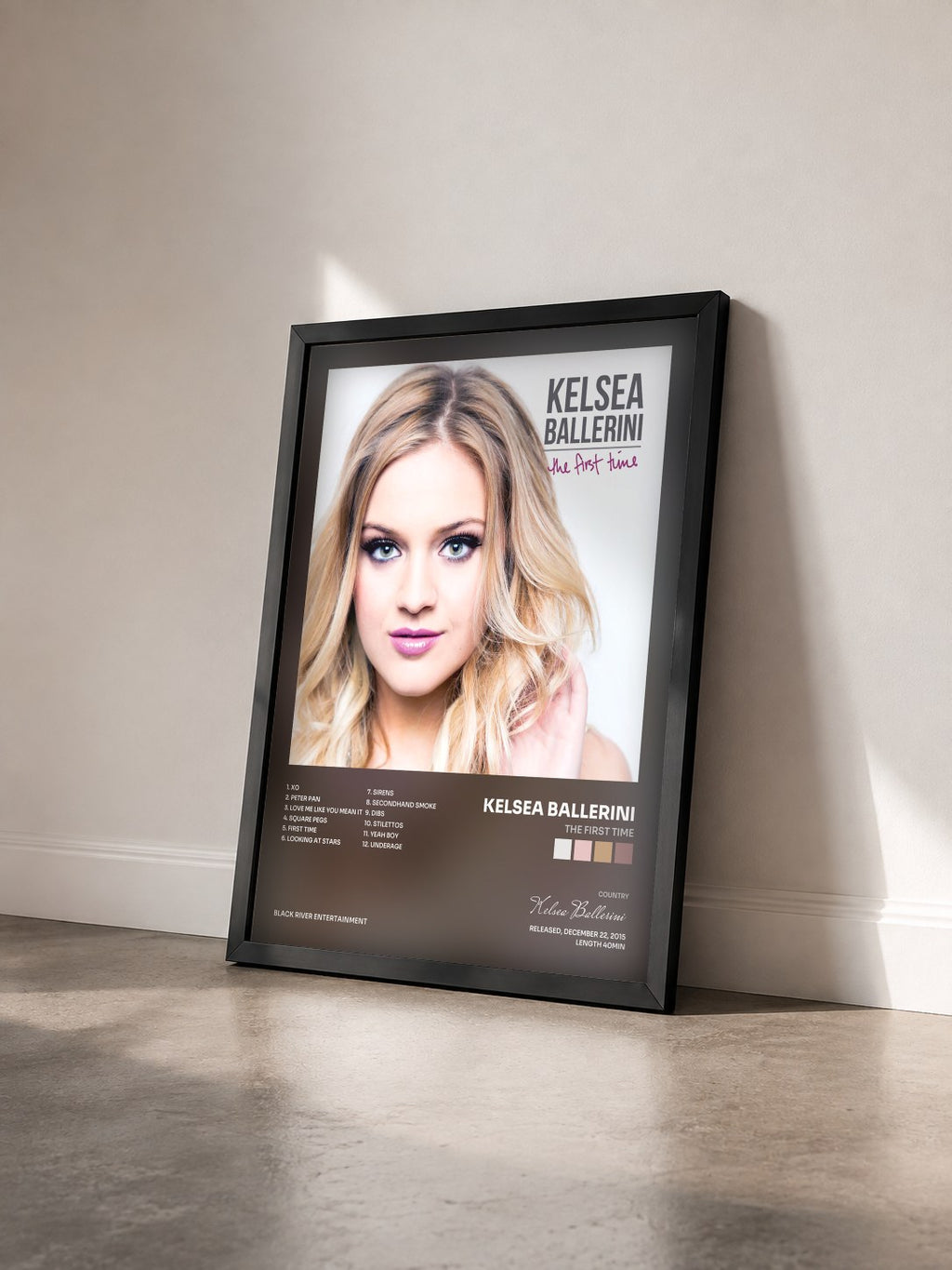 #noir Tableau de l'album The First Time de Kelsea Ballerini vu de trois quarts, cadre noir