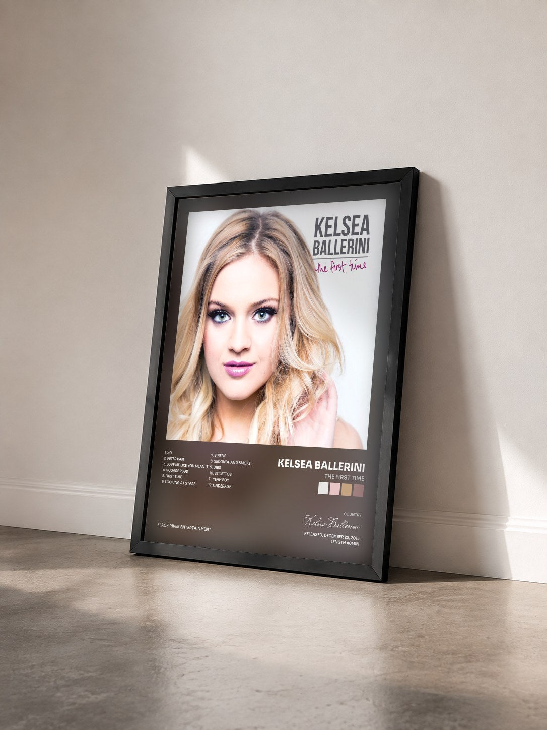 #noir Tableau de l'album The First Time de Kelsea Ballerini vu de trois quarts, cadre noir