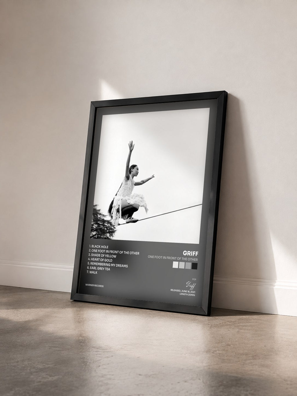 #noir Tableau de l'album One Foot In Front Of The Other de Griff vu de trois quarts, cadre noir