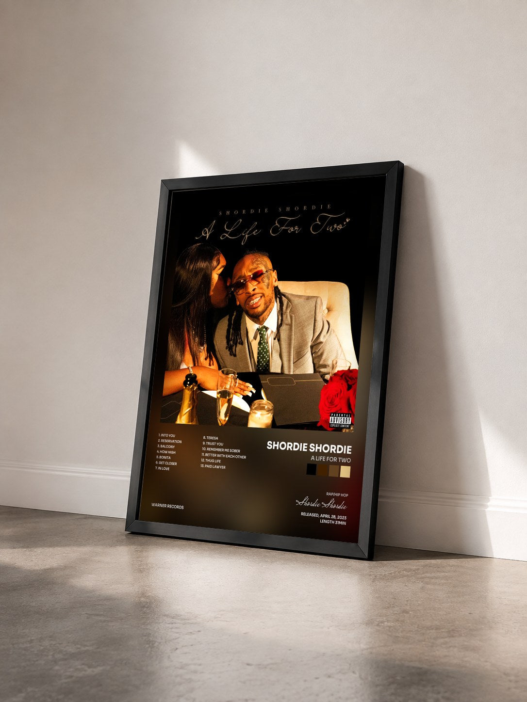 #noir Tableau de l'album A Life For Two de Shordie Shordie vu de trois quarts, cadre noir