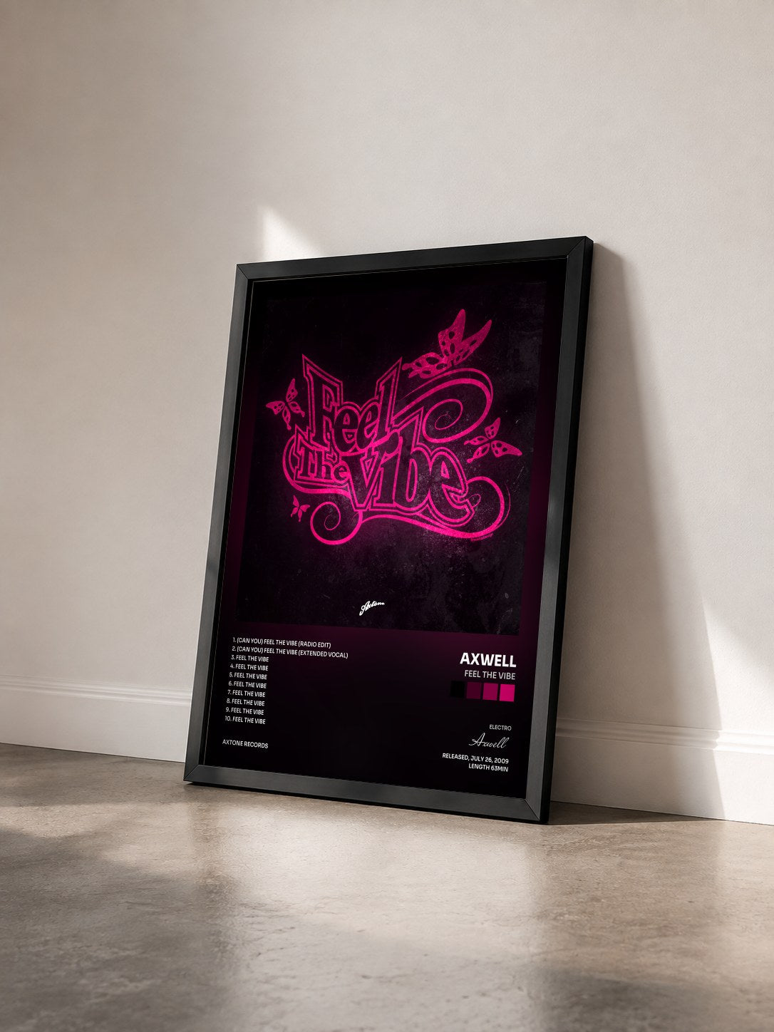 #noir Tableau de l'album Feel The Vibe de Axwell vu de trois quarts, cadre noir