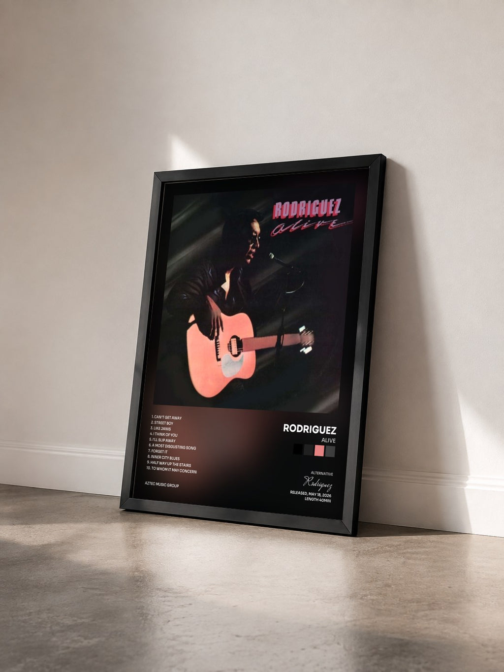 #noir Tableau de l'album Alive de Rodriguez vu de trois quarts, cadre noir