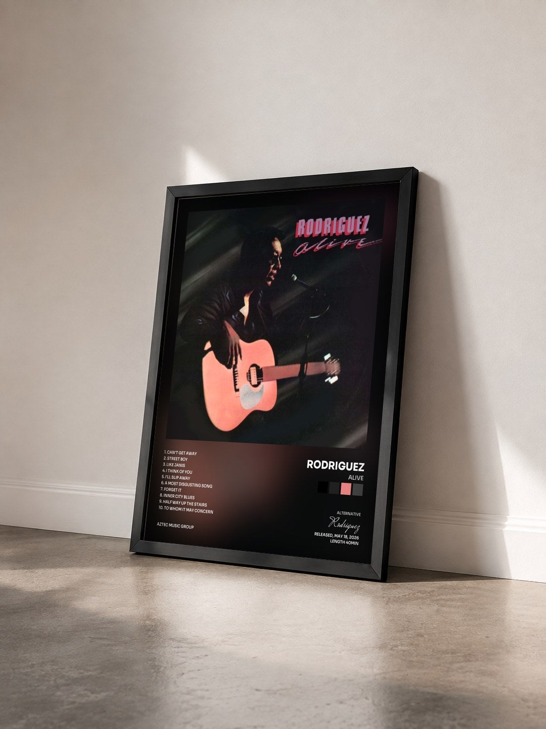 #noir Tableau de l'album Alive de Rodriguez vu de trois quarts, cadre noir