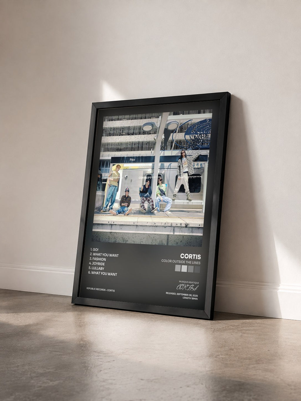 #noir Tableau de l'album COLOR OUTSIDE THE LINES de CORTIS vu de trois quarts, cadre noir