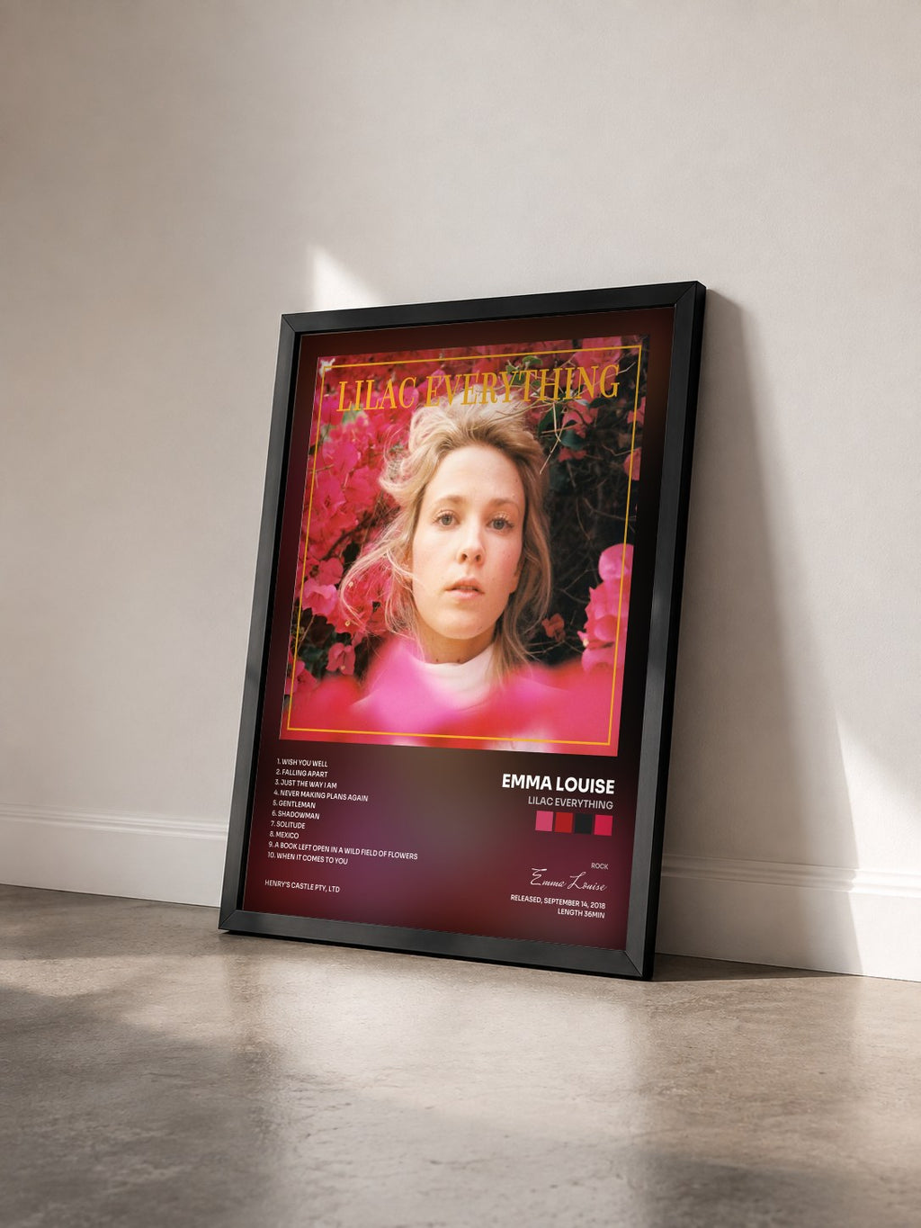 #noir Tableau de l'album Lilac Everything de Emma Louise vu de trois quarts, cadre noir