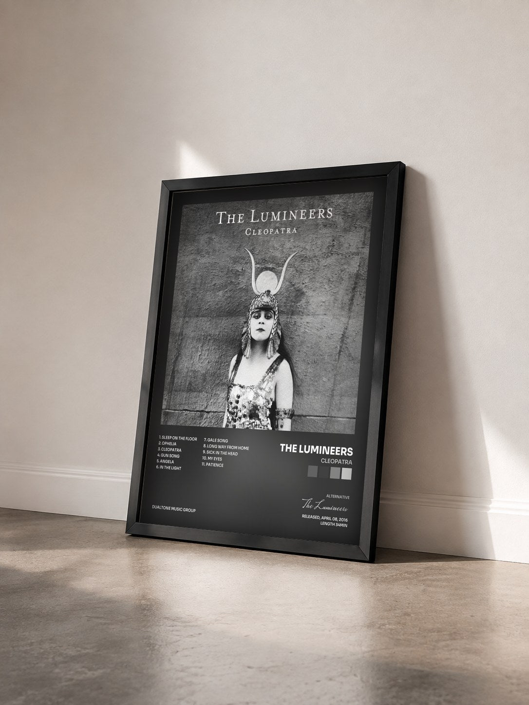#noir Tableau de l'album Cleopatra de The Lumineers vu de trois quarts, cadre noir