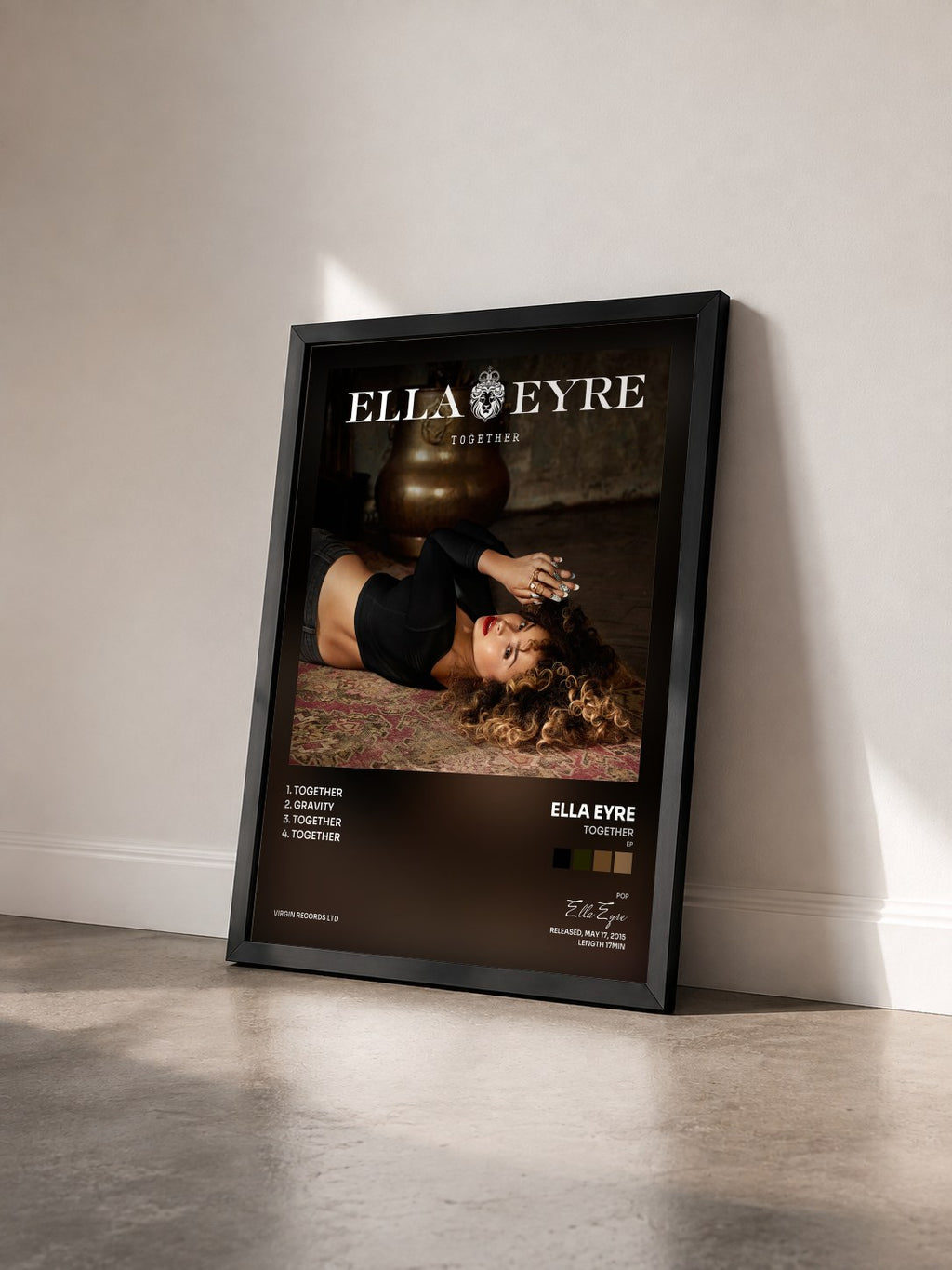 #noir Tableau de l'album Together (EP) de Ella Eyre vu de trois quarts, cadre noir