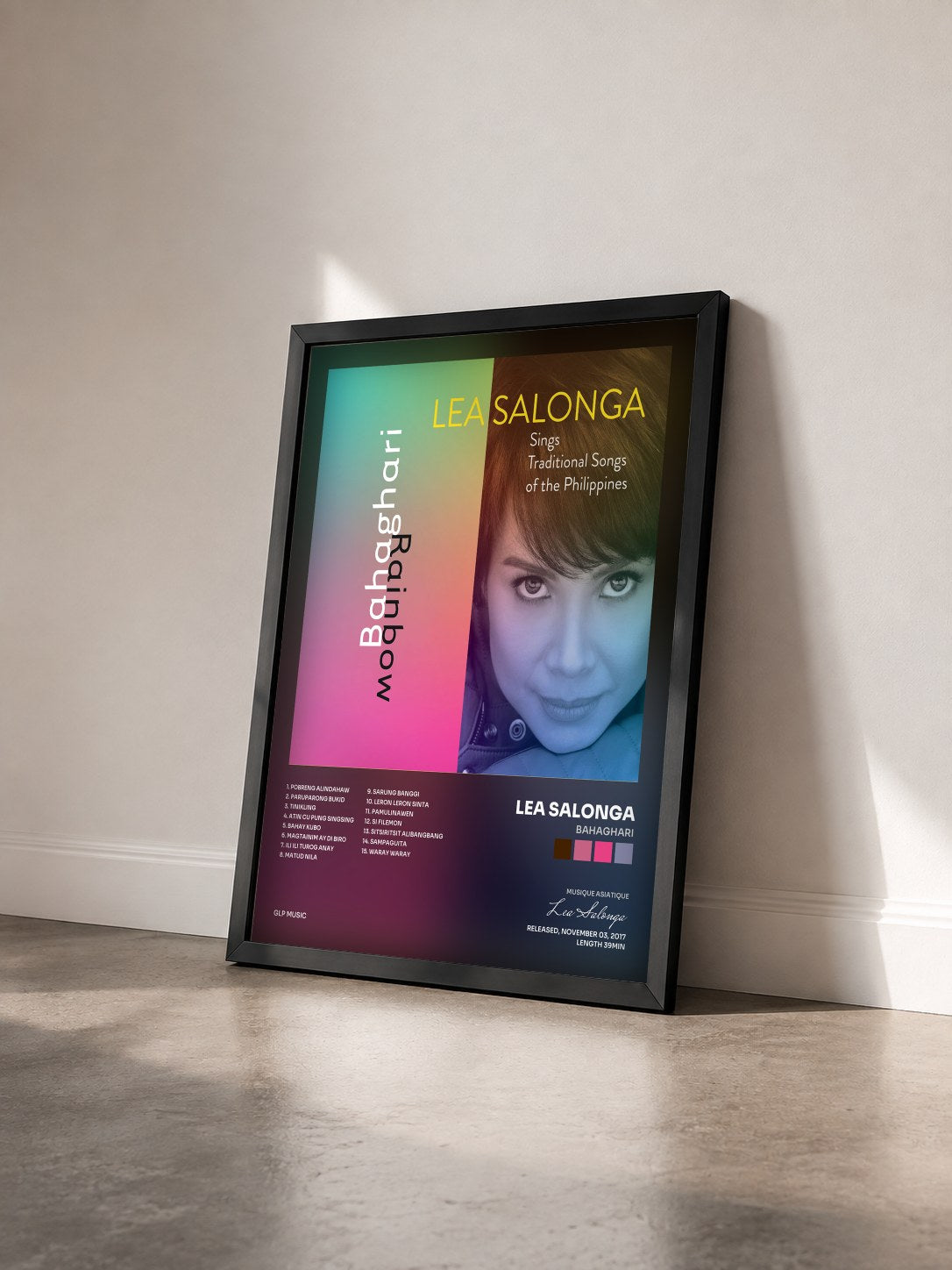 #noir Tableau de l'album Bahaghari de Lea Salonga vu de trois quarts, cadre noir