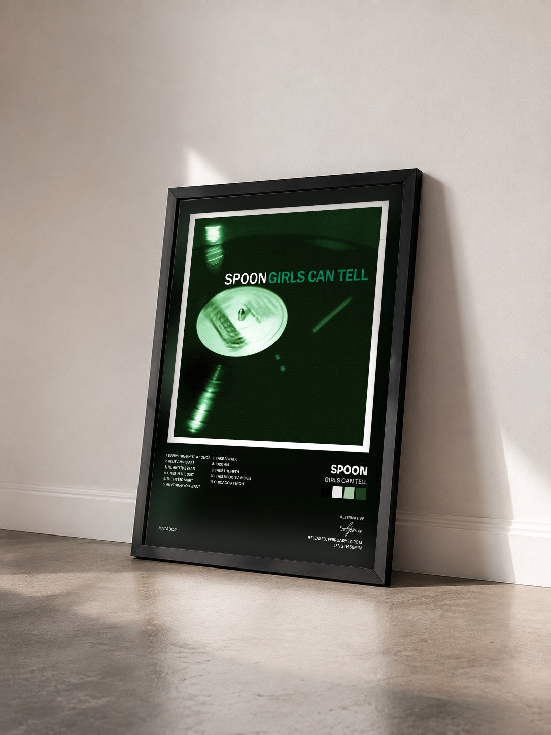 #noir Tableau de l'album Girls Can Tell de Spoon vu de trois quarts, cadre noir