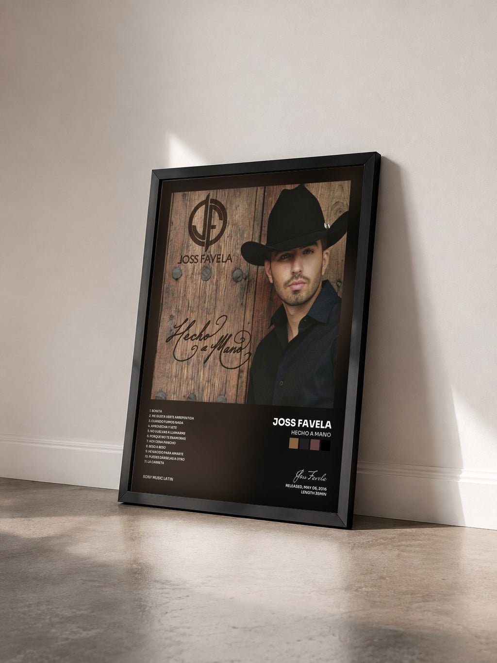 #noir Tableau de l'album Hecho a Mano de Joss Favela vu de trois quarts, cadre noir