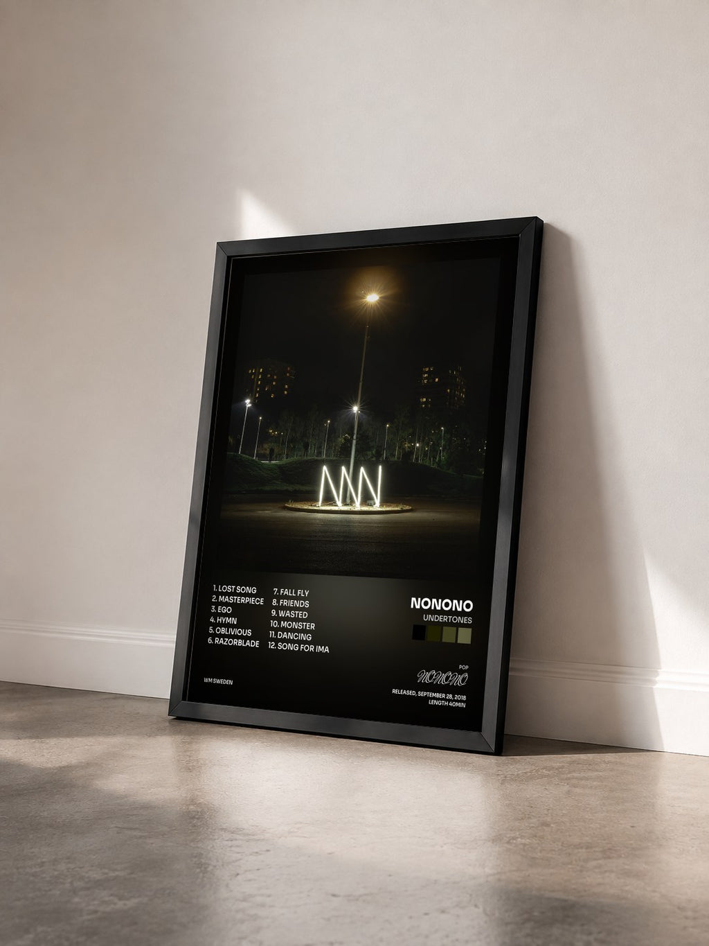 #noir Tableau de l'album Undertones de NONONO vu de trois quarts, cadre noir