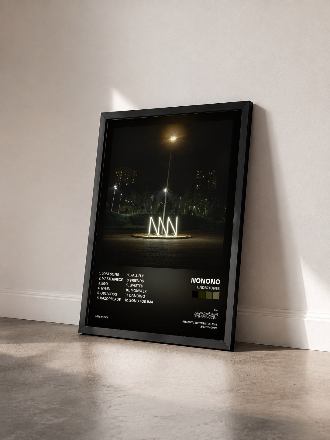 #noir Tableau de l'album Undertones de NONONO vu de trois quarts, cadre noir