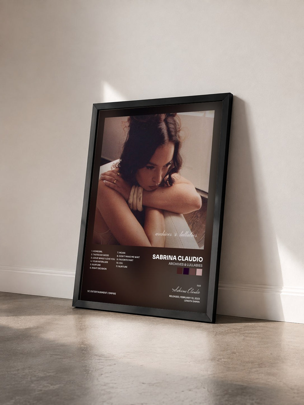 #noir Tableau de l'album Archives & Lullabies de Sabrina Claudio vu de trois quarts, cadre noir
