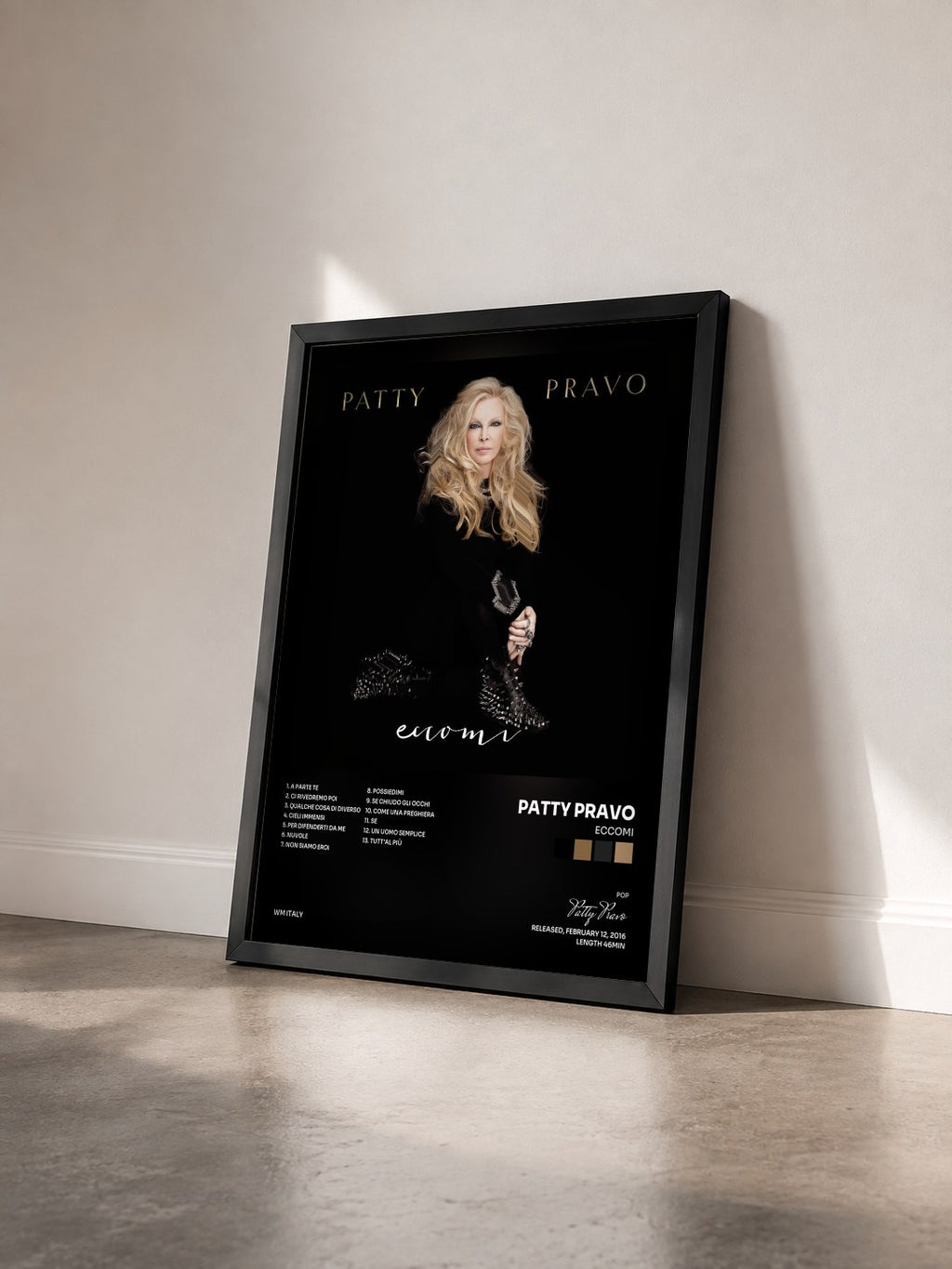 #noir Tableau de l'album Eccomi de Patty Pravo vu de trois quarts, cadre noir