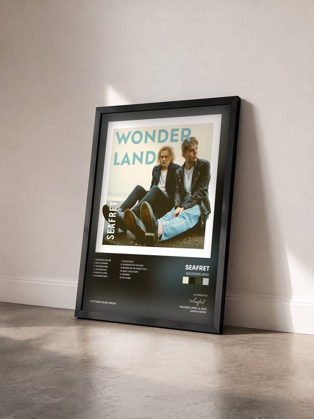 #noir Tableau de l'album Wonderland de Seafret vu de trois quarts, cadre noir