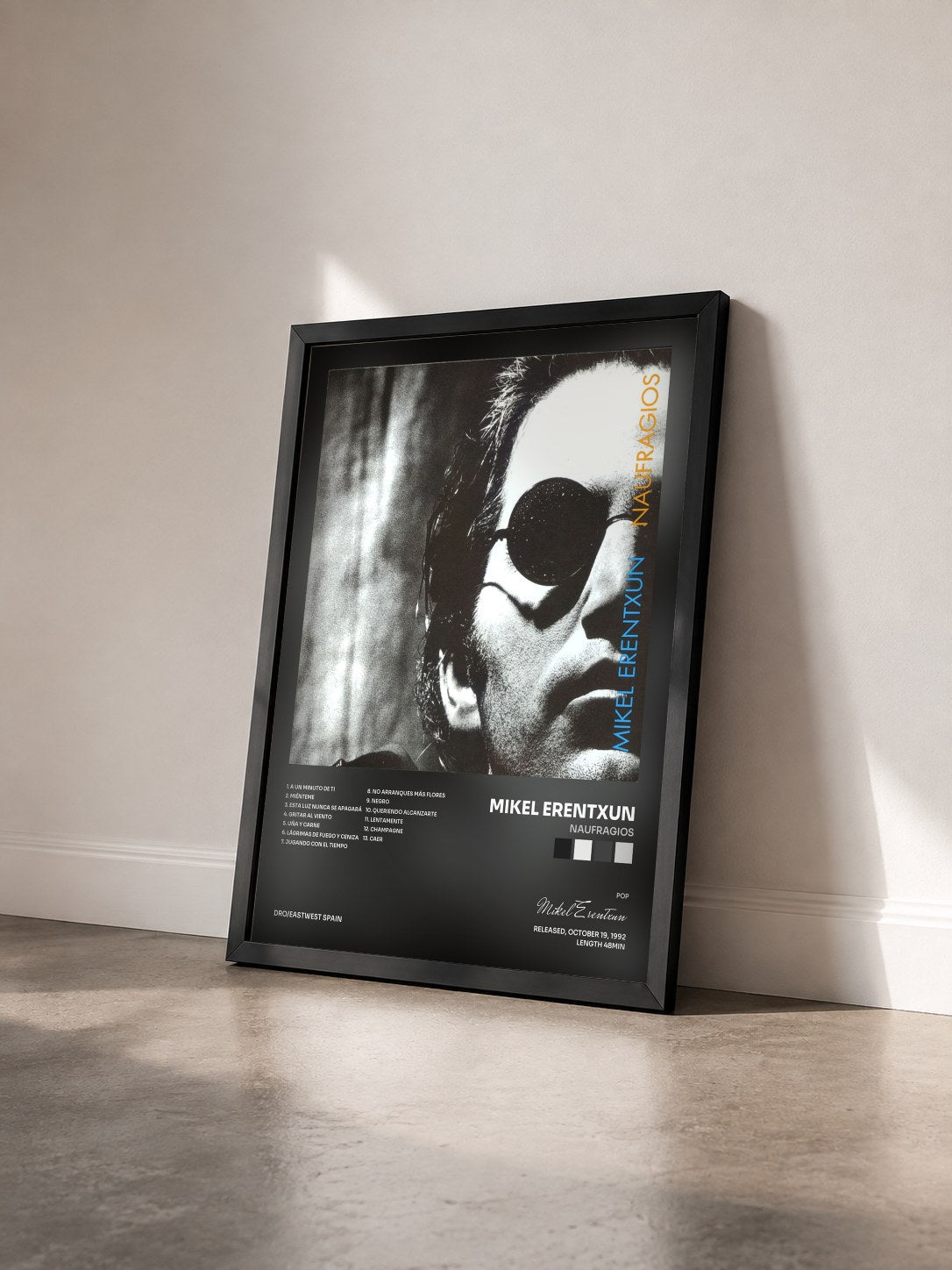 #noir Tableau de l'album Naufragios de Mikel Erentxun vu de trois quarts, cadre noir