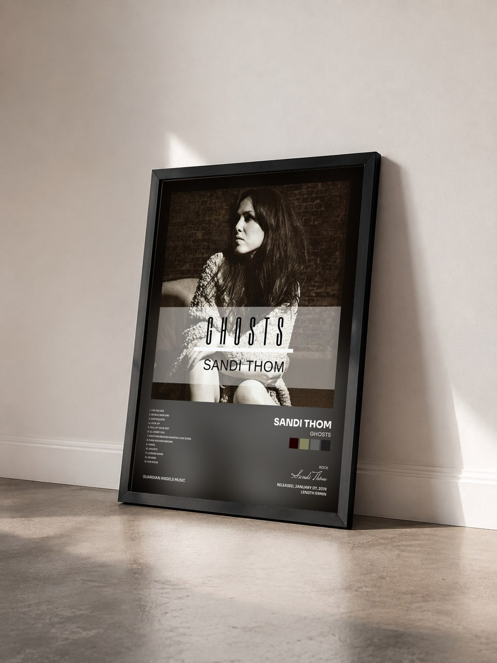 #noir Tableau de l'album Ghosts de Sandi Thom vu de trois quarts, cadre noir